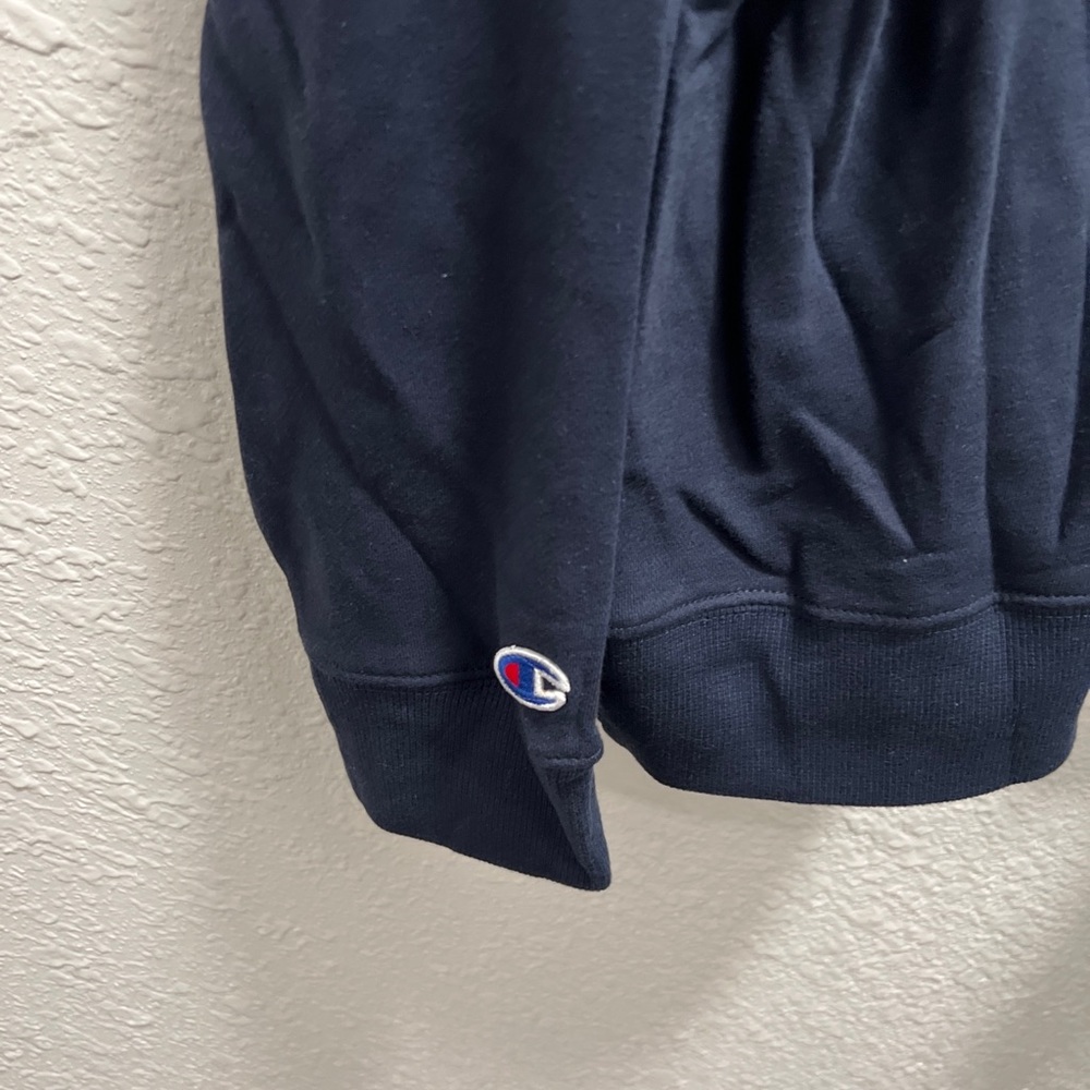 Champion men’s navy blue crew neck sweatshirt. Size XL